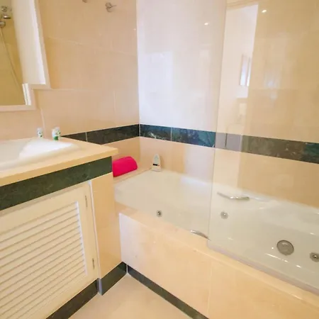 Apartamento Con Vistas Al Mar Y Acceso Directo A La Playa Estepona