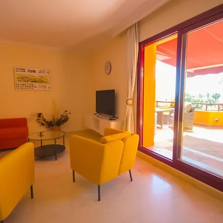 Apartamento Con Vistas Al Mar Y Acceso Directo A La Playa Estepona