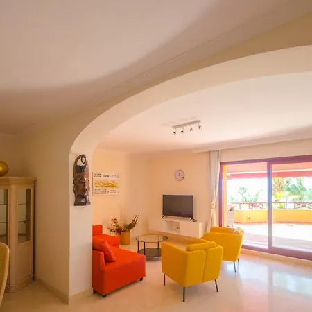 Apartamento Con Vistas Al Mar Y Acceso Directo A La Playa Estepona
